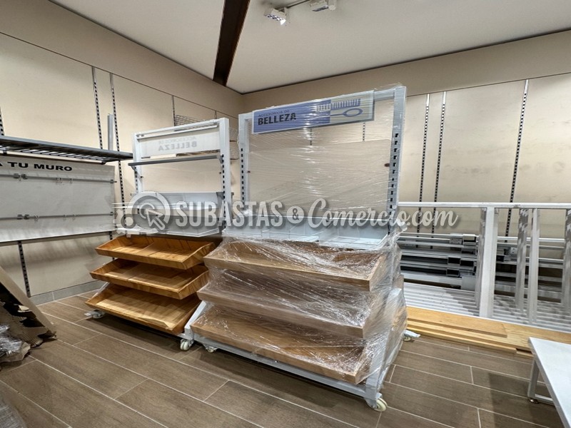 Lote de mobiliario para Exhibición y Ventas 96Und