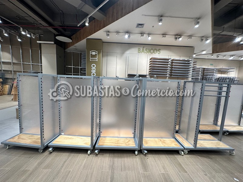 Lote de mobiliario para Exhibición y Ventas 76 Und