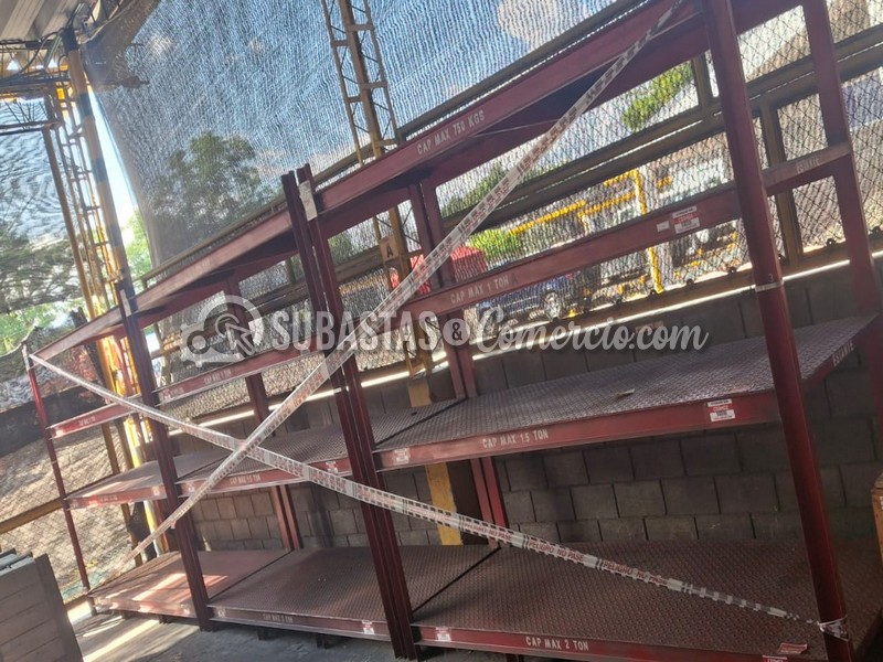 Estantería metálica usada Aprox: 3 Und