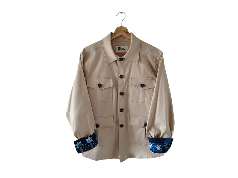 Chaqueta en Dril Caqui con Tejidos Azules de Mona y Churro