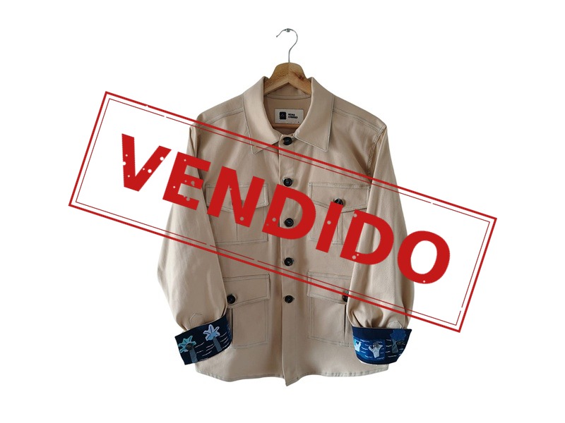 Chaqueta en Dril Caqui con Tejidos Azules de Mona y Churro